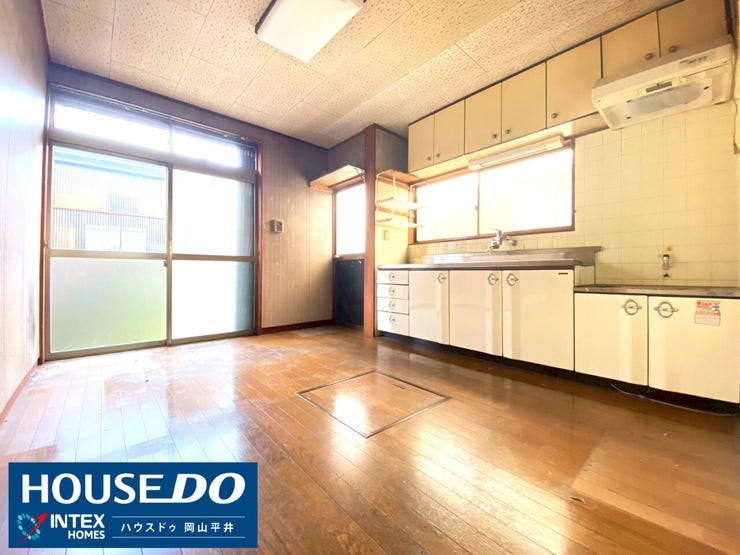 【陽当たり良好!多用途に使える広々とした空間】
床下収納もあり、日用品のストックにも便利。 家族の食事や団らん、多目的に使える空間をどう活用しますか?