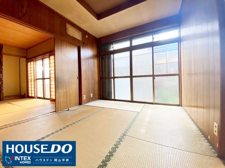 【和の安らぎ。陽だまりが心地よい続き間の和室】
襖を開けると隣の和室と繋がり、広々とした空間で親戚や友人を招く際にも大活躍! お子様のお昼寝にも最適ですよ。