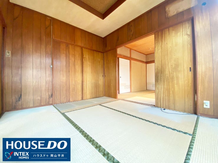 【板張りの壁がモダンな印象を与える和室】
板張りの壁がレトロモダンな雰囲気を醸し出す和室です。 左右の大きな収納で、お部屋をいつでもすっきりと保てますね!