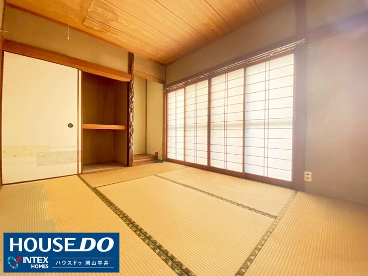 【たっぷり収納!明るい陽射しが嬉しい純和室】
障子戸から優しい光が差し込む、趣のある和室です。 広い押入れには、家族の布団や季節のものをたっぷりと収納可能!