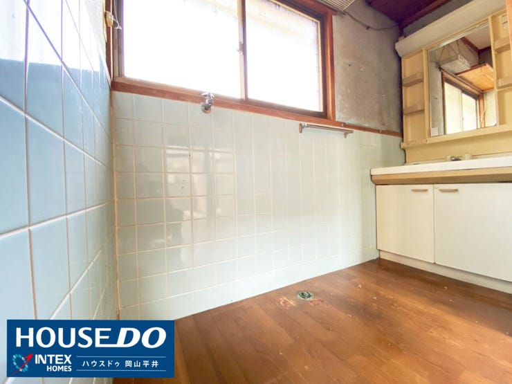 【明るく広々とした、使い勝手の良いユーティリティ】
洗濯機を置いてもゆとりのある空間で、家事のしやすい理想のユーティリティになりそうですね。 爽やかな水色のタイルが素敵です!