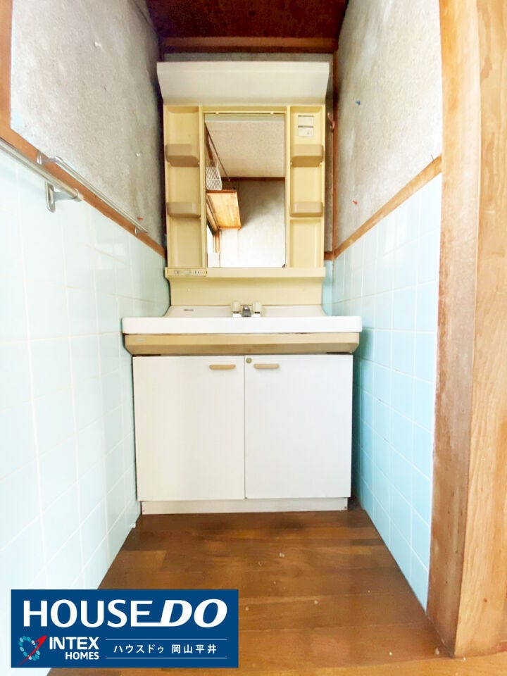 【爽やかなタイルが魅力!清潔感あふれる洗面所】
水色のタイルが目を引く清潔感のある洗面所!爽やかな気持ちで一日をスタートしましょう!