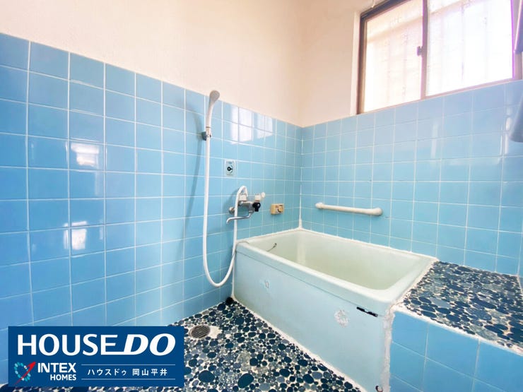 【鮮やかなタイルに癒される!寛げる浴室】
明るい窓で換気もばっちり、いつも清潔に保てますよ。 心身ともにリラックスできる大切な空間です!