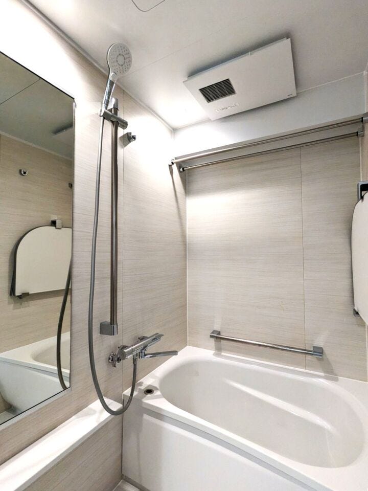 【浴室】
寒い日も安心して入浴出来る換気乾燥暖房機付きのお風呂で一日の疲れを癒してください(^^♪