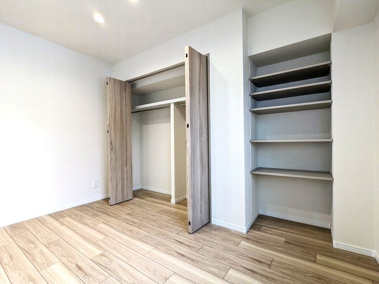 【洋室2】
洋室2のクローゼットが充実しているので収納が安心です(^^♪