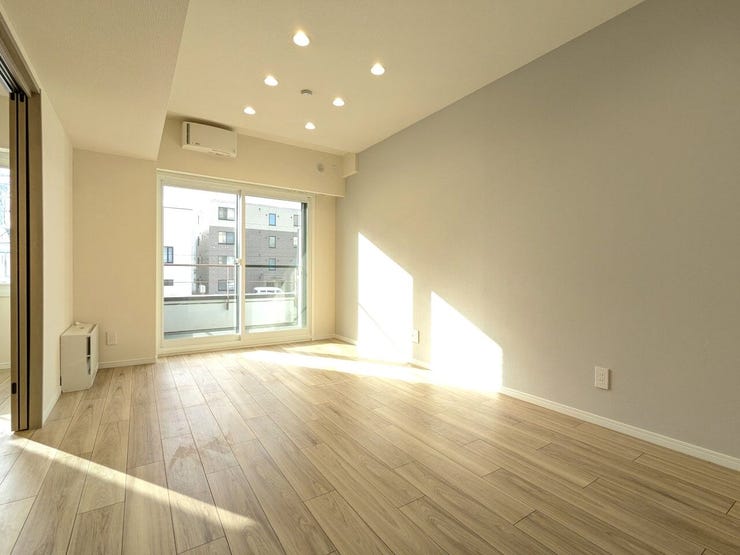 【リビングダイニング】
リビングダイニングには日中はバルコニーからの陽ざしが入り夜にはダウンライトの優しい灯りがお部屋を照らしてくれます(^^♪