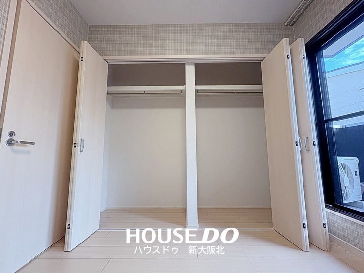 ■大容量のクローゼット!
■お洋服はもちろん、小物や季節家電も収納できてお部屋がスッキリと片付きます!
■造り付けのクローゼットは地震の揺れで倒れる心配がなく、防災面でも安心です!