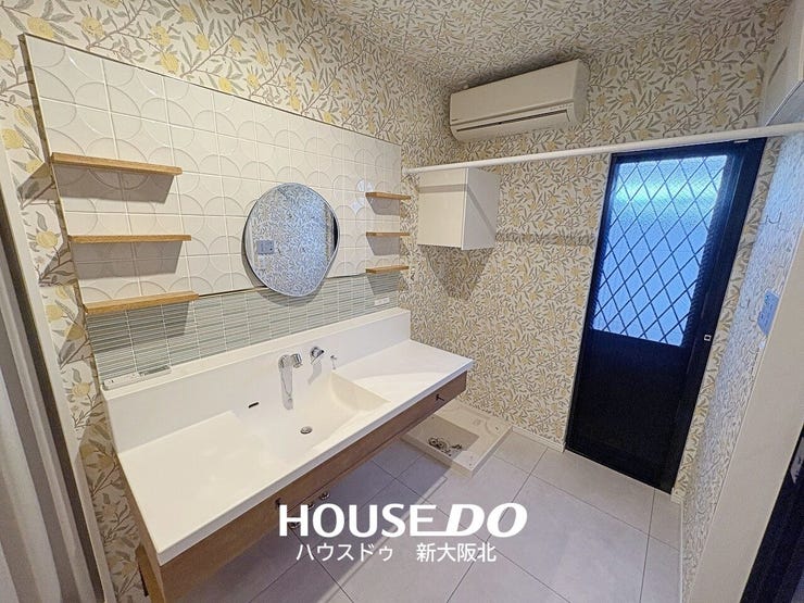 ■ゆとりある洗面台で毎朝の身支度もスムーズに!
■鏡の両側にたくさんの収納棚がついた洗面台!
■欲しいものをサッと取り出せるので、忙しい朝の身支度もはかどりそうですね!