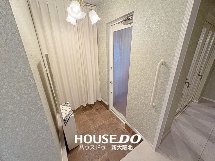 ■カーテンを開けるとシューズクロークスペースがございます!
■普段は見えないように隠して置けるのがグッドポイントです!