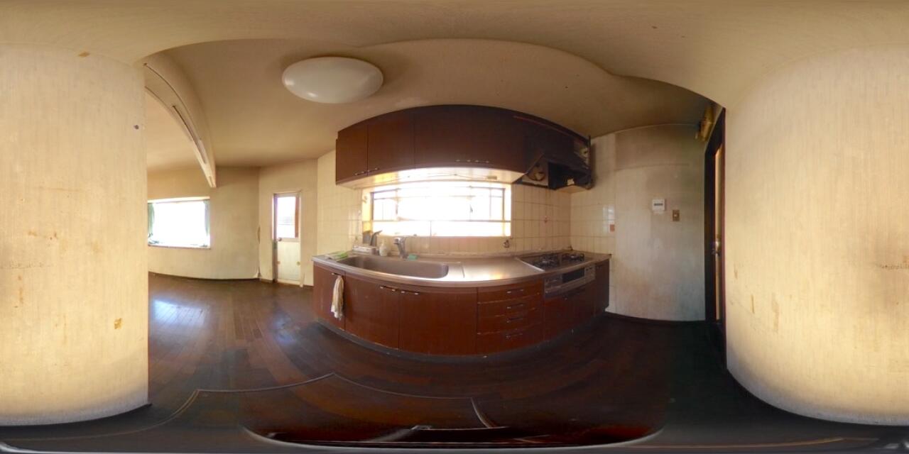 壁付けキッチンなのでお部屋のスペースをほぼ無駄なく活用できます。
キッチンには勝手口があるので生ゴミなどリビングを通らずに外に運び出す事が出来ます。