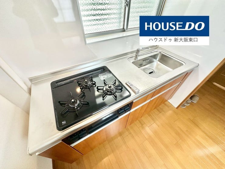 システムキッチン。
人工大理石の天板なので、お手入れ楽々。