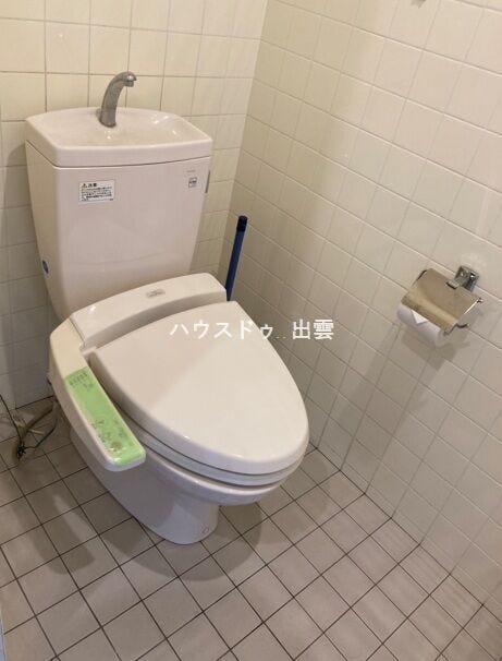 エントランスのトイレになります。