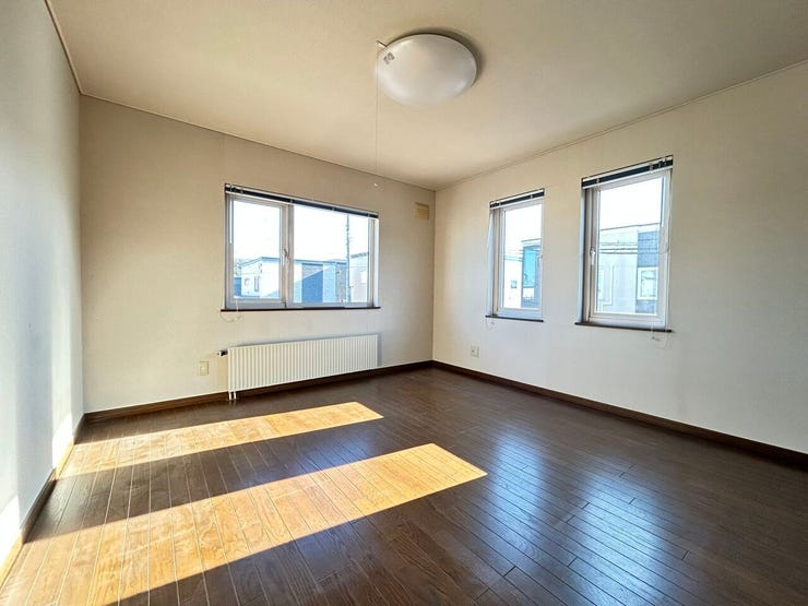 ※リフォーム前の写真ですが、こちらは2階8帖の居室です。