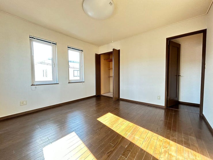 ※リフォーム前の写真ですが、こちらは2階8帖の居室です。