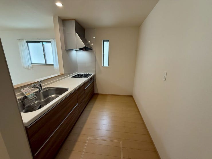 ◇売却査定相談◇
「急な転勤」「相続による売却」「金銭的な理由」など住まいの売却をそれぞれです。
仲介はもちろんのこと、弊社独自のネットワークで買取案件もご相談できます!