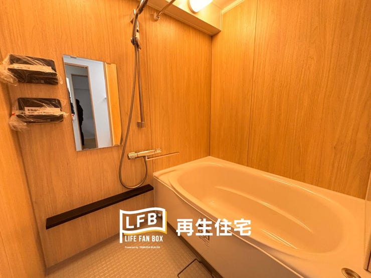 全面ウッドパネル調の壁面が高級感を演出。ゆったりとした浴槽で、1日の疲れを優しく解きほぐす贅沢な時間を過ごせます。