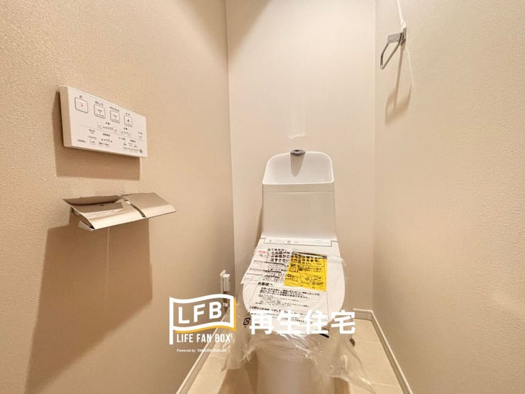 手洗い一体型の多機能トイレを設置。お手入れのしやすいフロアと落ち着いたカラーの壁紙で、ホッと一息つける空間に仕上げました。