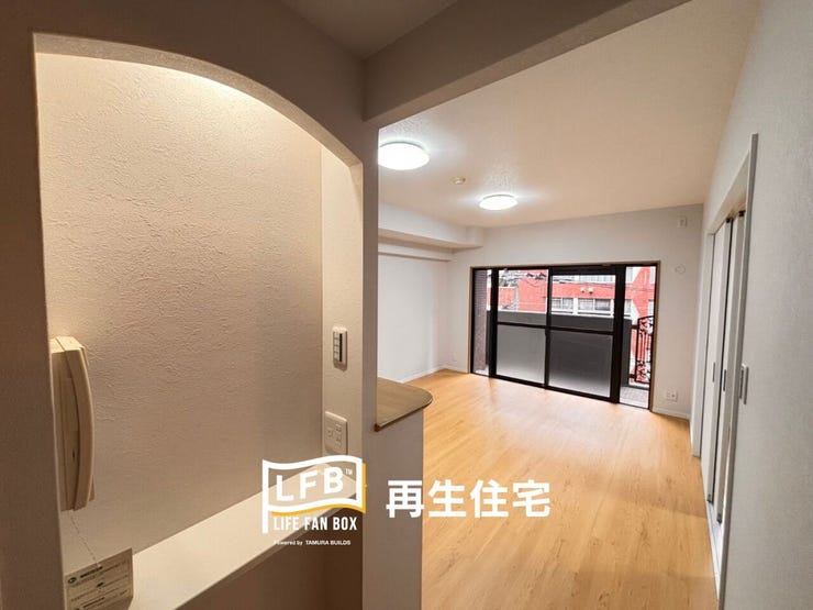 手元のニッチスペース(飾り棚)は、お気に入りの小物を飾ったり、インターホンなどのリモコン類をスッキリまとめたりと、実用性とデザイン性を兼ね備えたこだわりポイントです。