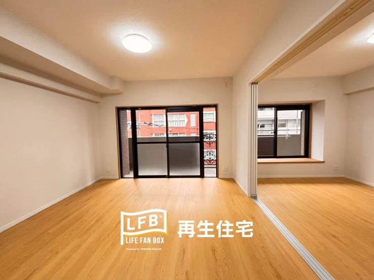 南向きの大きな窓から差し込む光が心地よいリビング。どんなインテリアにも馴染むシンプルな内装は、あなたらしい暮らしのキャンバスになります。