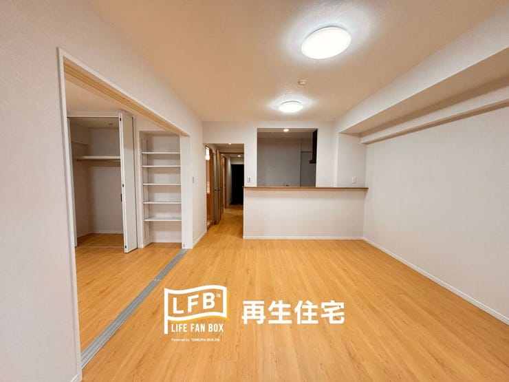 キッチンからリビング、そして隣の洋室まで見渡せるフラットな設計。家族の存在をどこにいても感じられる、一体感のある間取りです。