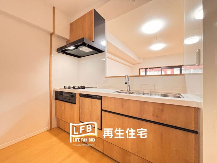 ナチュラルな木目デザインのシステムキッチン。3口コンロやワイドなシンクなど、毎日のお料理をスムーズにする工夫が詰まっています。