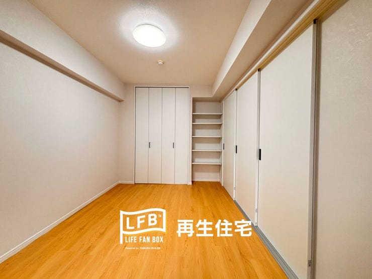 大容量のクローゼットに加え、本や小物の整理に便利な可動棚を完備。寝室としても趣味の部屋としても使い勝手抜群です。