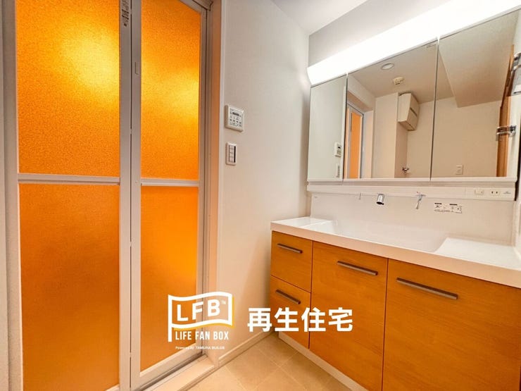 収納力抜群の3面鏡付き洗面台。木目調のキャビネットが、清潔感のあるサニタリースペースに温かみをプラスします。