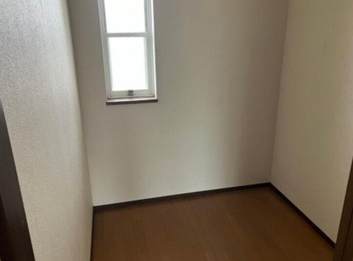 窓から風を感じられる快適なお部屋です。