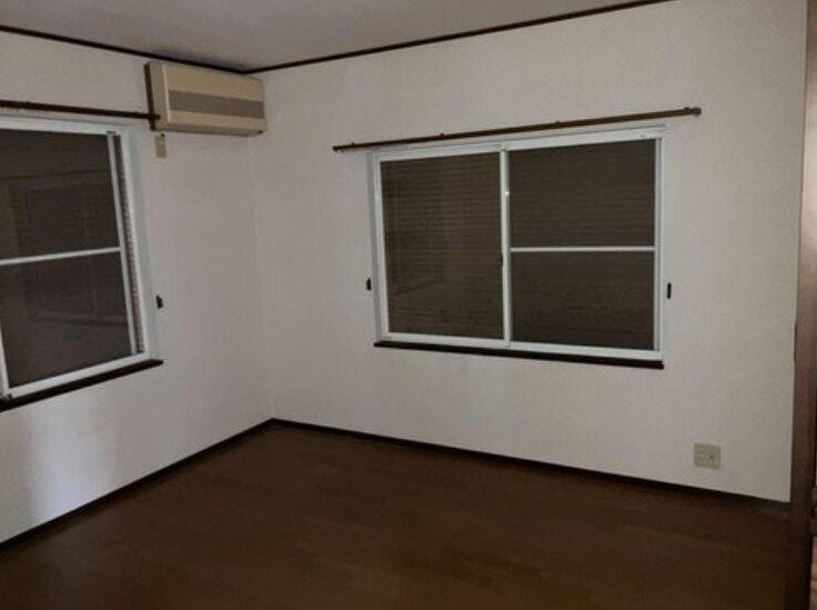 窓から風を感じられる快適なお部屋です。