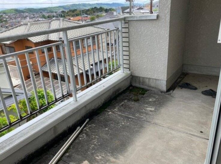 バルコニーは日当たり良好で、洗濯物もよく乾きます◎