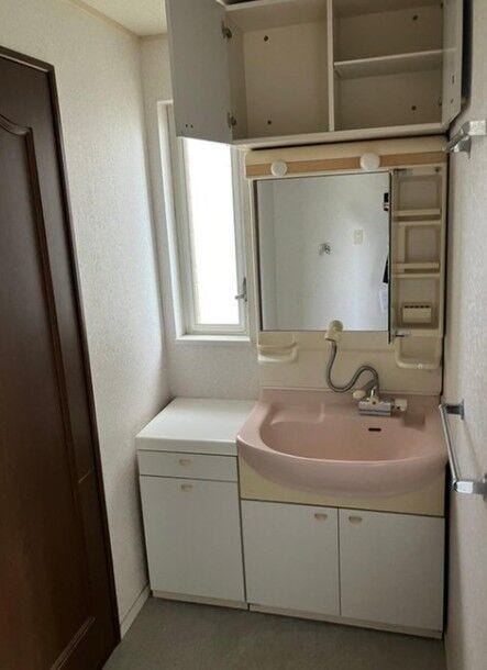 洗面所に換気がしやすい窓があります◎