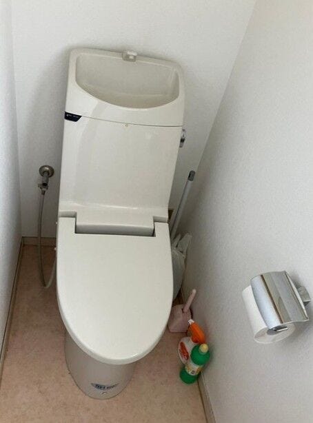 トイレにも窓があり、明るく通風良好です◎