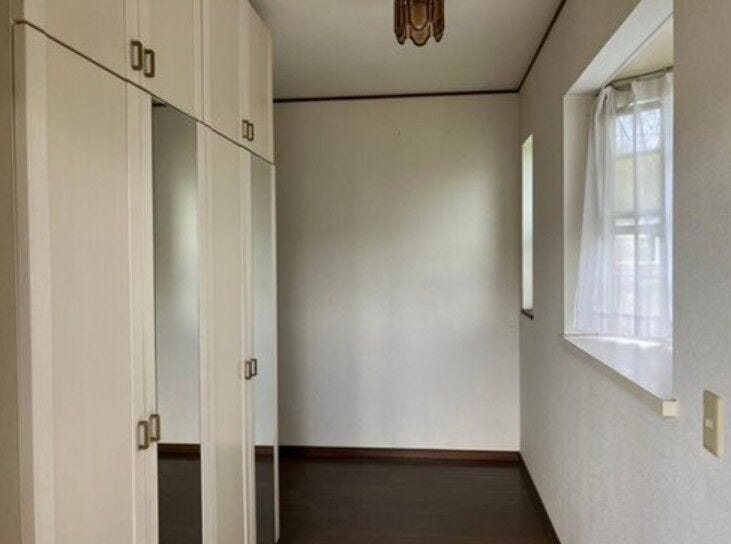 日当り良好の洋室!
明るい空間となっております。