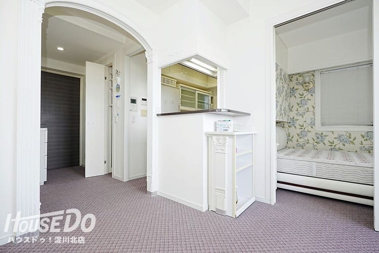 ■■本日内覧可能■■
右手にキッチン、左手に洗面所があります。廊下には天井高の収納スペースがあり、食品や掃除機などの家電収納に重宝しそうですね♪