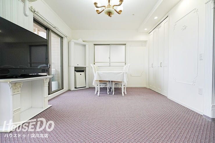 ■■本日内覧可能■■
2019年全室クロス・カーペット貼替。
全室2面採光の角住戸です♪
右奥にはリビング収納があります。