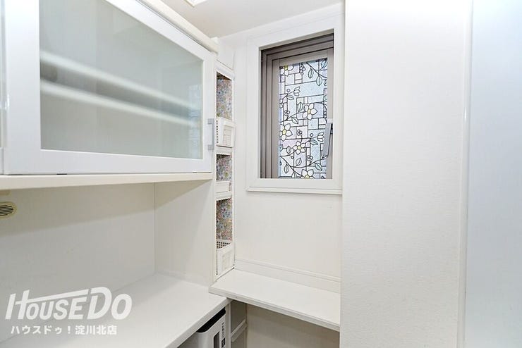 ■■本日内覧可能■■
キッチン背面にも収納スペースがあります。また、キッチン横には窓が設置されており、お料理中の換気や空気の入替えにも便利です。