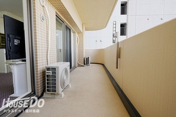 ■■本日内覧可能■■
北東側に面したメインバルコニー
大通りに面していないため開放的で明るい印象の引き回しバルコニーです。
スロップシンクがあるのでお掃除やガーデニングも可能です。