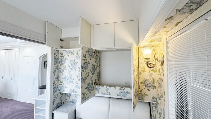 ■■本日内覧可能■■
リビング横の洋室
ブラケットライトや収納も新設され使い勝手のいいお部屋です。ベッド上部は収納スペースになっています♪