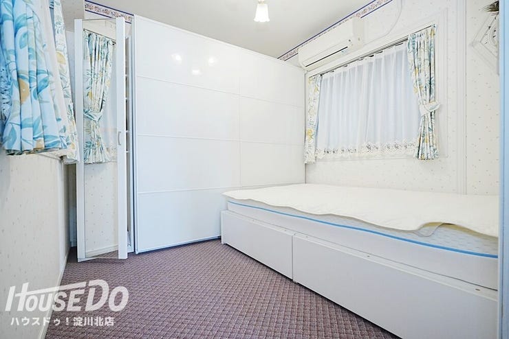 ■■本日内覧可能■■
玄関横の洋室
なんとこちらのお部屋も2面採光です♪
右手の窓は専用ポーチに面しているため、カーテンを開けてもプライバシーも確保されています。