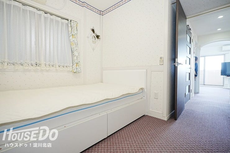 ■■本日内覧可能■■
玄関横の洋室
なんとこちらのお部屋も2面採光です♪ドア上部には天袋収納が新設されています!
2019年全室クロス・カーペット貼替。
全室2面採光の角住戸です♪