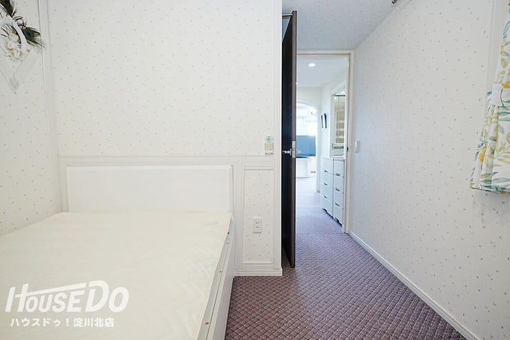 ■■本日内覧可能■■
玄関横の洋室
なんとこちらのお部屋も2面採光です♪ドア上部には天袋収納が新設されています!
2019年全室クロス・カーペット貼替。
全室2面採光の角住戸です♪