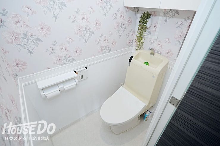 ■■本日内覧可能■■
トイレの腰壁はお掃除のしやすいトイレパネル取付けられています♪水や中性洗剤を用いて拭くだけで簡単に掃除ができます。