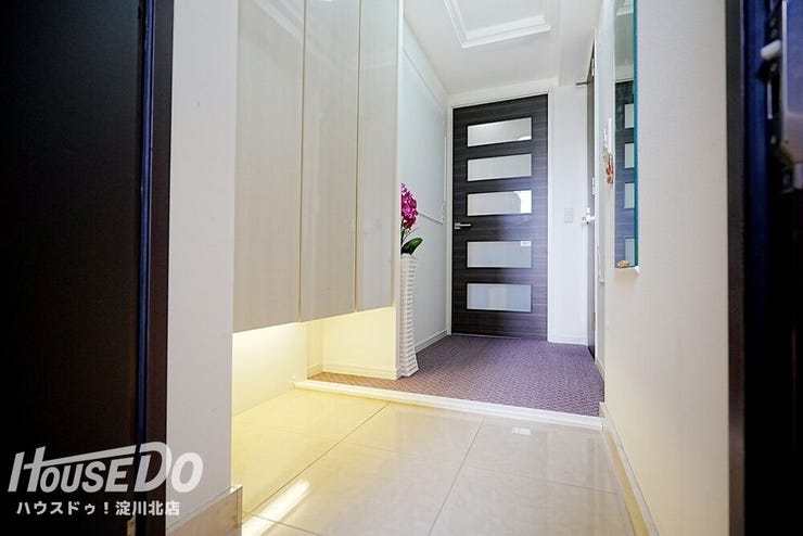 ■■本日内覧可能■■
2019年のリフォームで玄関上部に折り上げ天井が新設されています♪
ちょっとしたことですが奥行きが出て、狭く感じがちな空間が高級感のある開放的な玄関になっています。