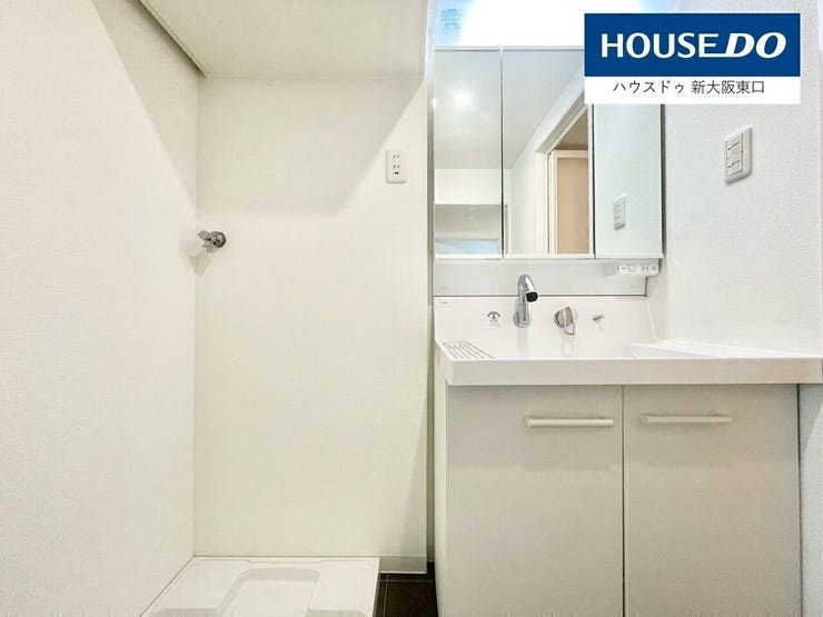 三面鏡で収納豊富!
鏡もピカピカです