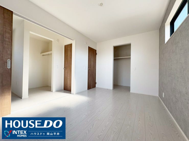 大容量のクローゼットが2箇所もあり、お子様の衣類や思い出の品もスッキリ収まります!アクセントクロスがお洒落な室内は、明るい色調の床が開放感を演出し、自分好みの素敵なお部屋作りが楽しめそうですね。