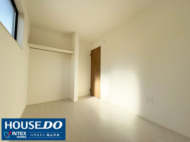 窓から優しい光が差し込む明るい一室。オープンタイプの収納は、お気に入りの服をサッと取り出せて朝の準備もスムーズに!お子様の勉強部屋やパパ・ママの趣味の部屋としても心地よく過ごせそうですね。