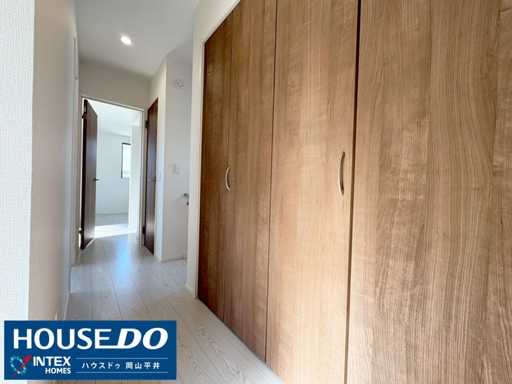 廊下には、日用品のストックや掃除用具をまとめて収納できる大型のクローゼットを完備!生活動線上に収納があることで、お部屋の中をいつでもスッキリ保てます。木目調の扉がナチュラルで温かい雰囲気を演出します。