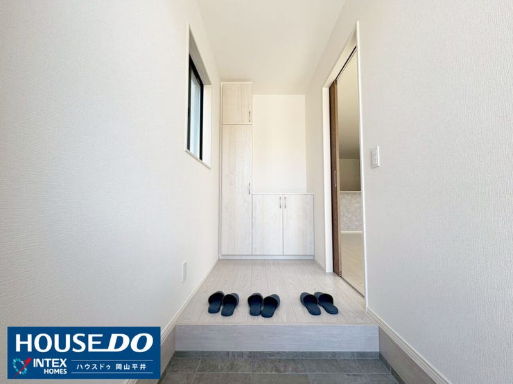白で統一された空間は、帰宅するたびにホッと明るい気持ちにさせてくれます!大容量のシューズボックス完備で、お子様の靴もスッキリ収納でき、家族の「顔」を常に美しく保てますね。