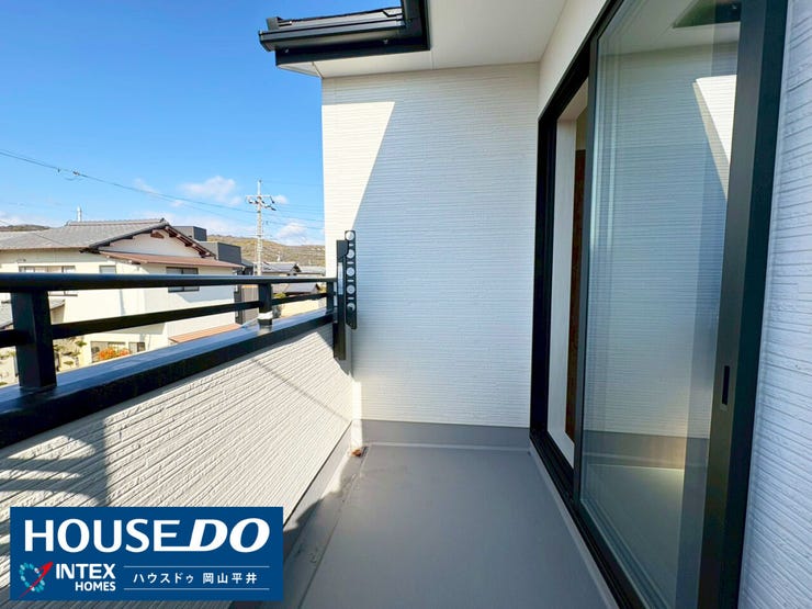 青空が広がる心地よいバルコニー。十分な広さがあるため、家族全員分の洗濯物も一気に干せそうですね!日当たりも良く、毎日の家事がもっと晴れやかな気分で進みそうです。