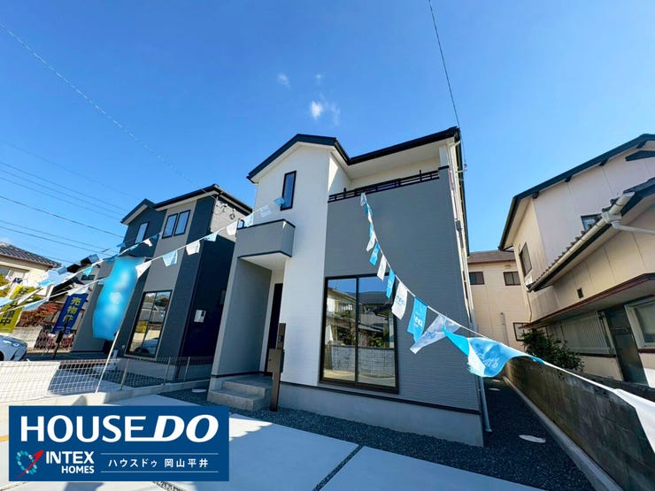 シャープな屋根のラインと、洗練された配色が目を引くデザイン。大きな窓からは温かい光が差し込み、家族が集まるリビングを明るく照らします!